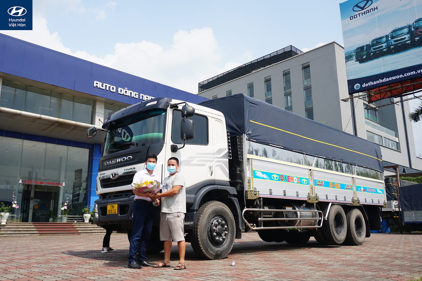 Ảnh bàn giao xe Daewoo 3 chân thùng dài 9m2 cho khách hàng ở Phú thọ