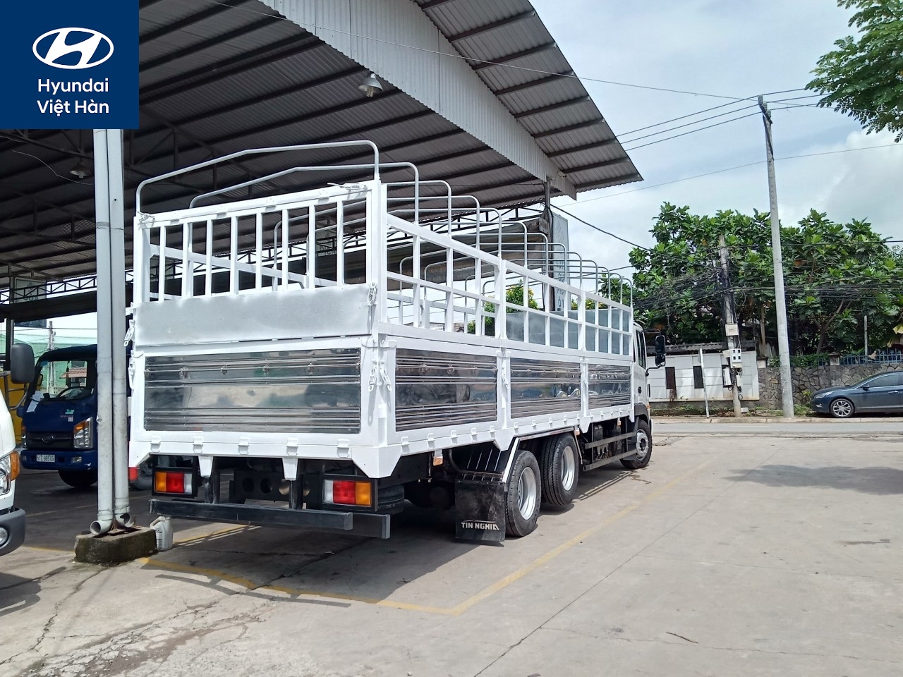 Đóng thùng xe tải Hyundai HD240