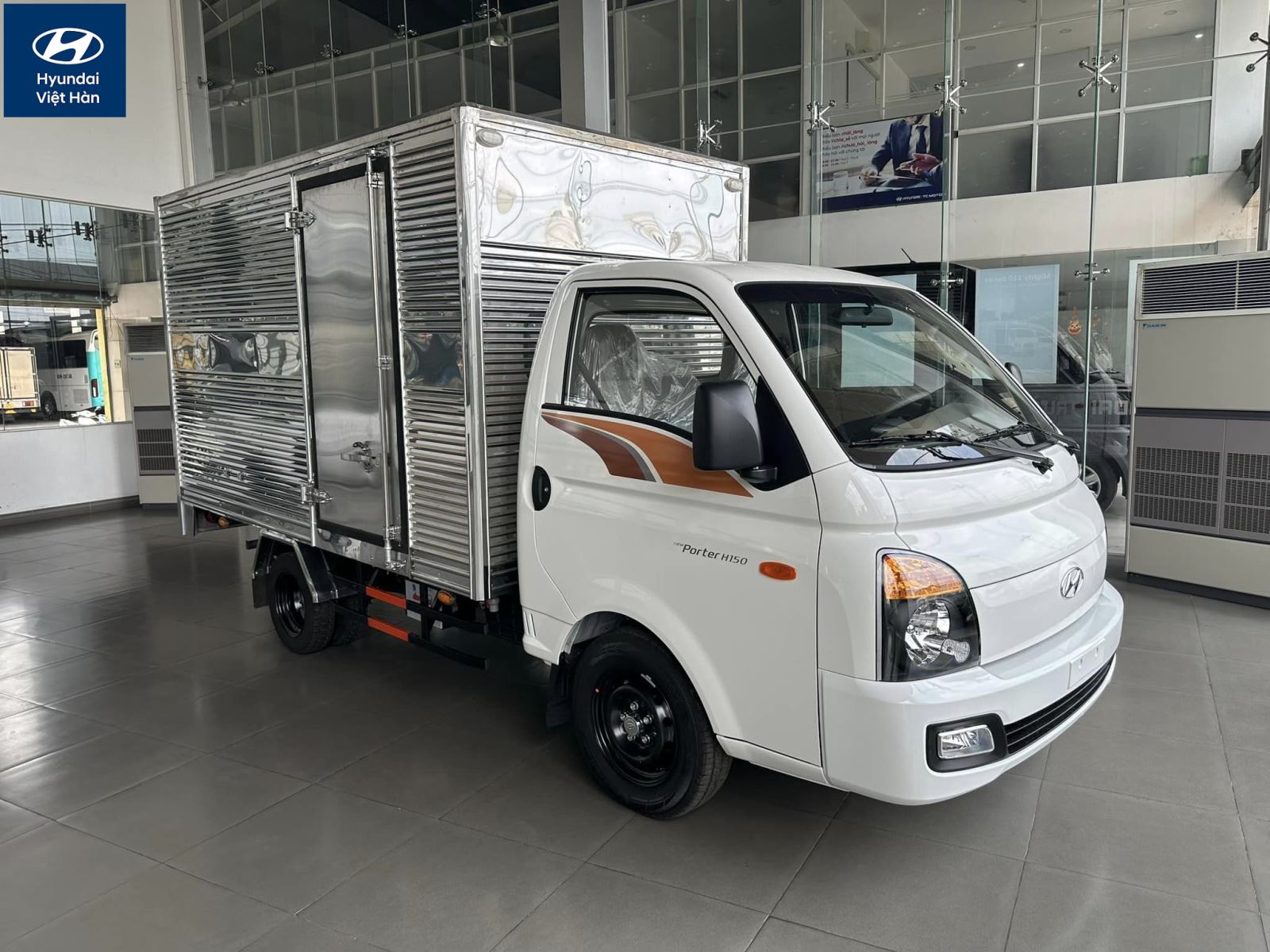 Hyundai New Porter 150 thùng kín hoạt động đa dạng địa hình