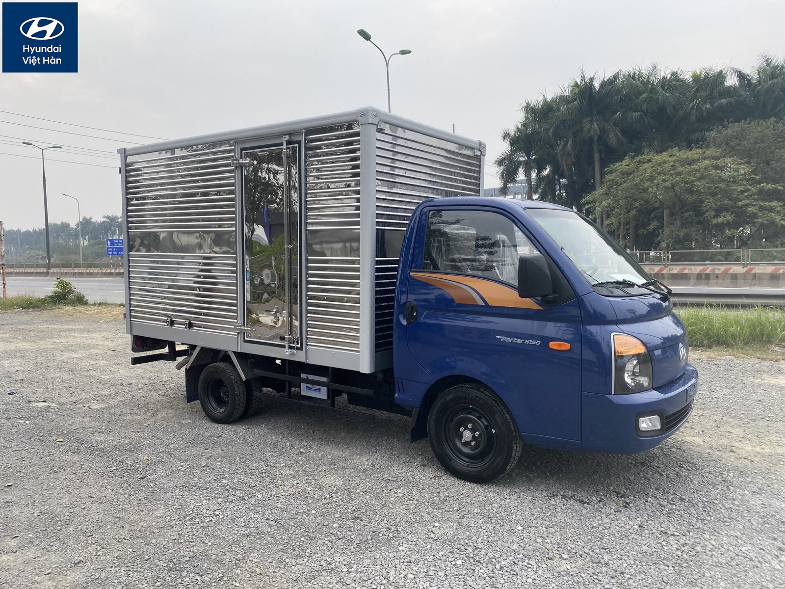Hyundai Porter 150 thùng kín màu xanh bửng mở