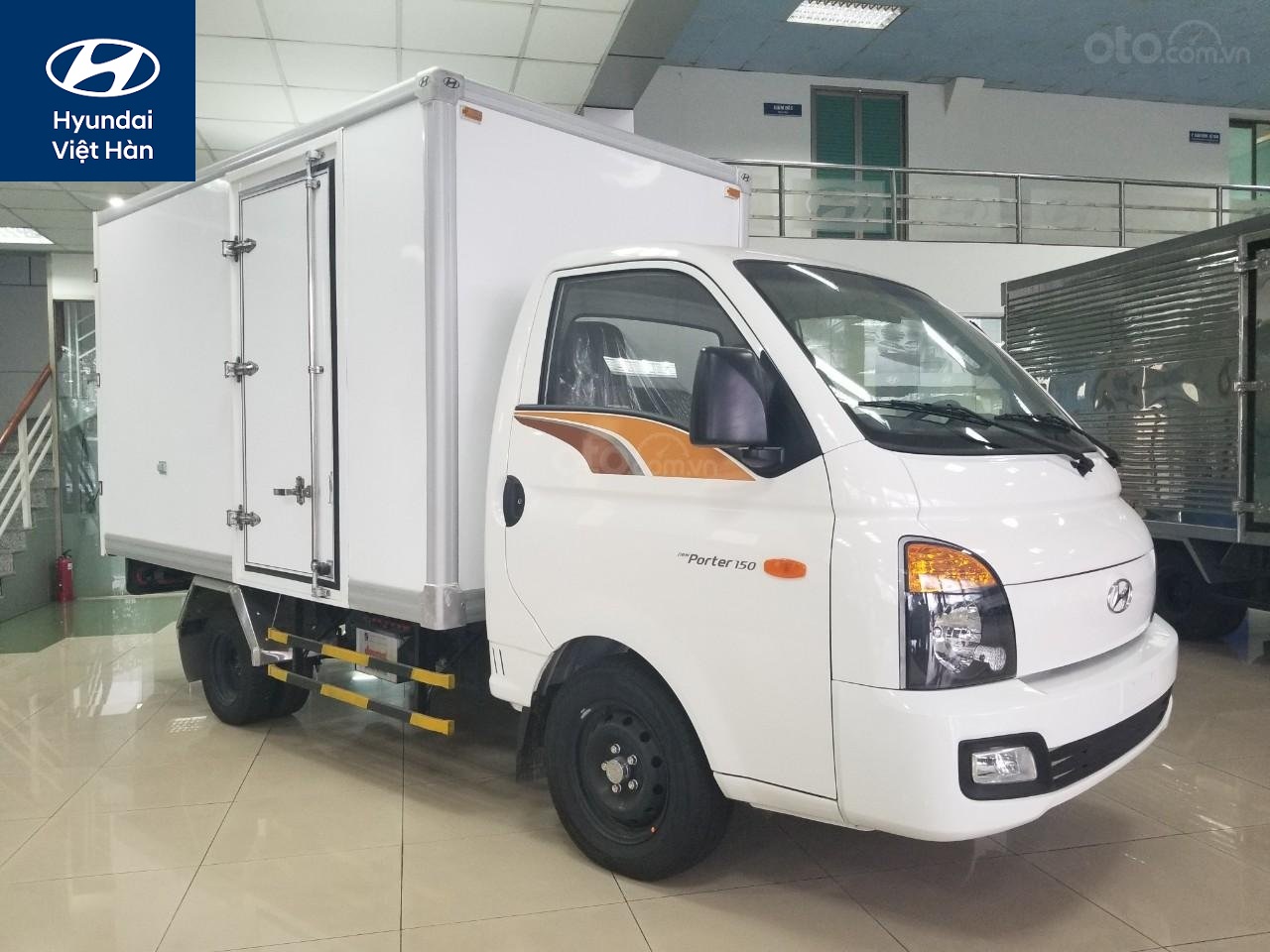 Hyundai Porter 150 thùng composite màu trắng thế hệ mới