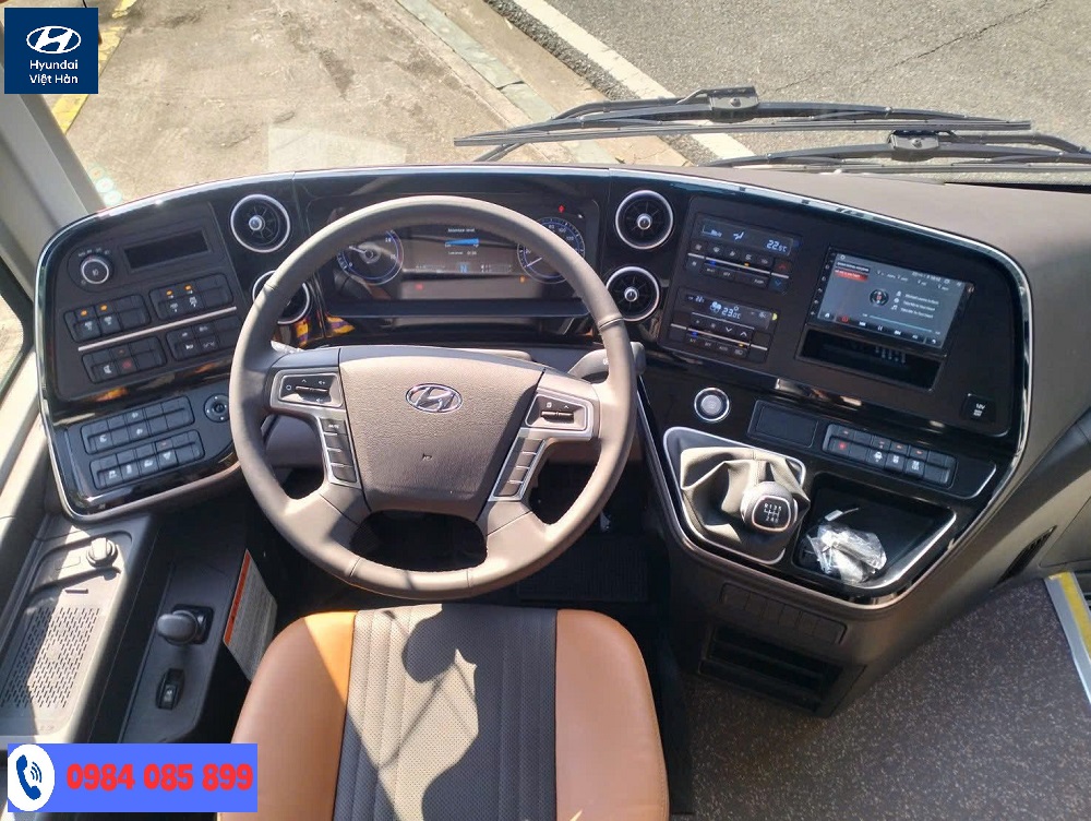 Khoang lái xe 47 chỗ Hyundai Universe Prestige hiện đại và rộng rãi