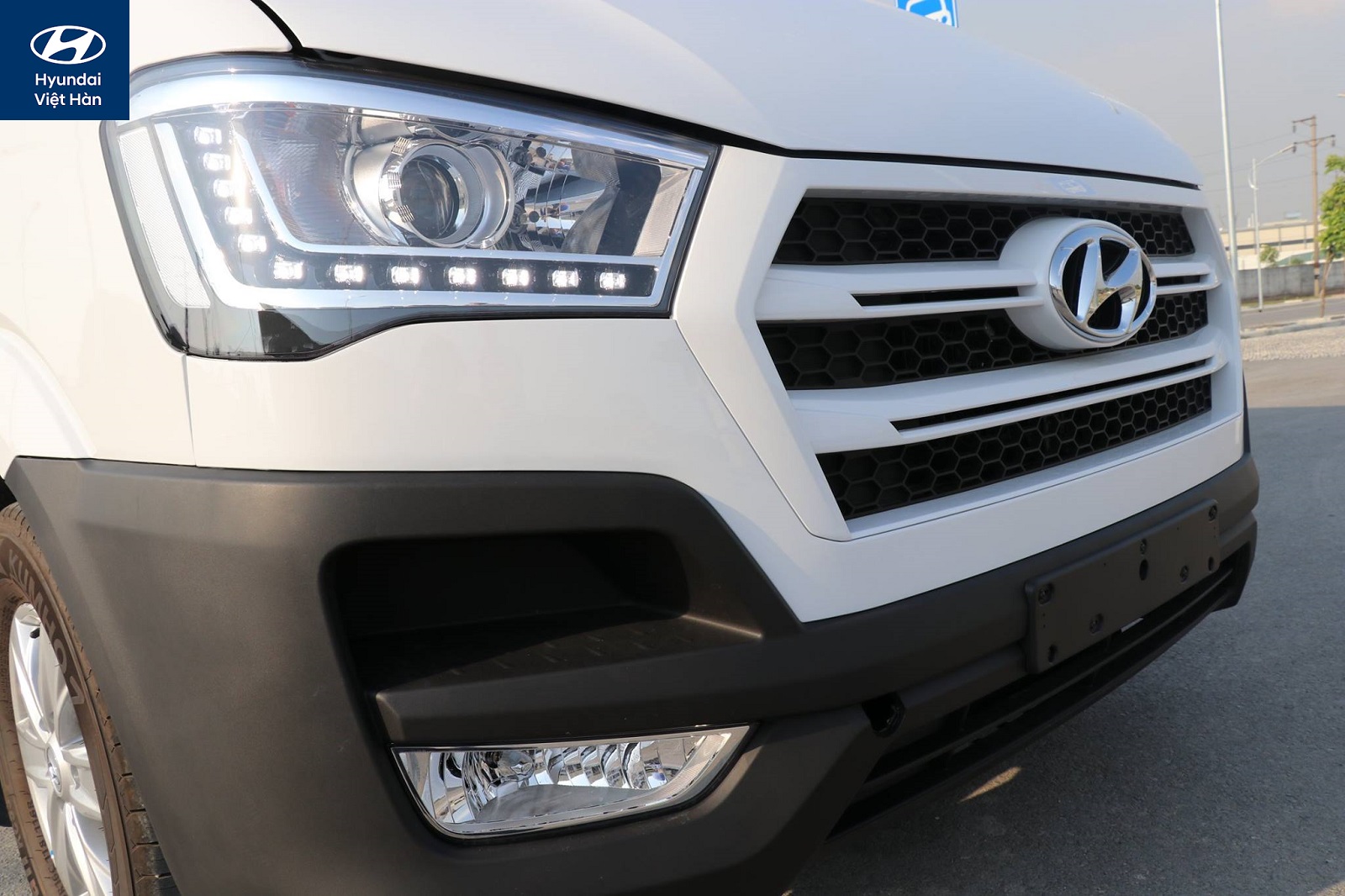 Ngoại hình đầu xe Hyundai Solati sắc nét và hiện đại