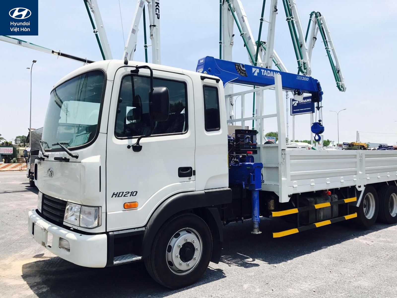 Ngoại hình xe 3 chân Hyundai HD240 mạnh mẽ và hiện đại