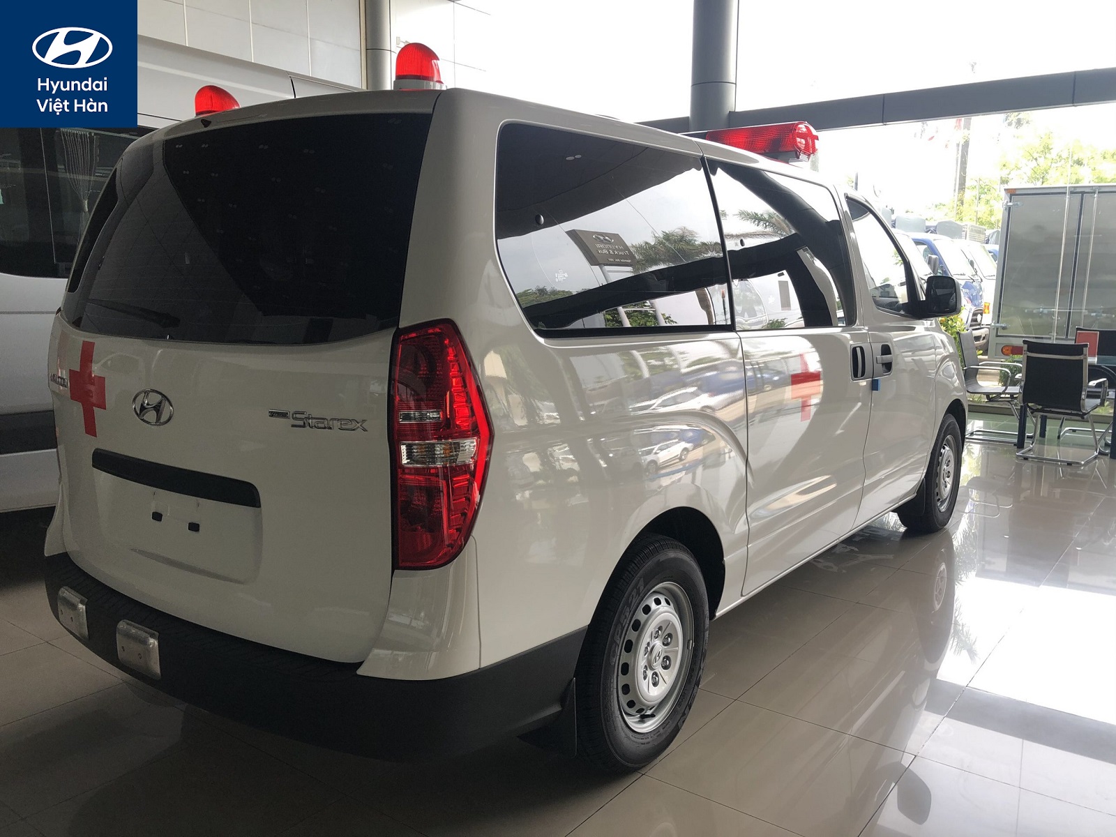 Ngoại hình phía đuôi xe cứu thương Starex 
