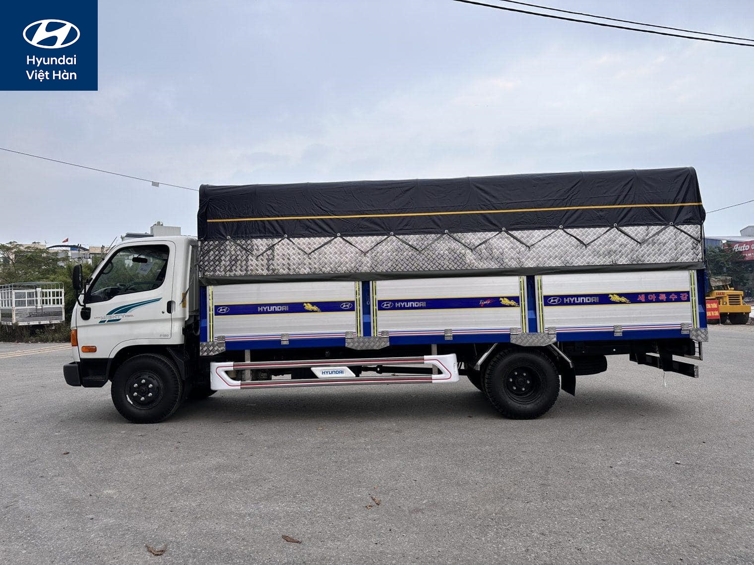 Ngoại hình xe Hyundai 110SL thiết kế cổ điển với kiểu cabin đặc nét gold nhập khẩu