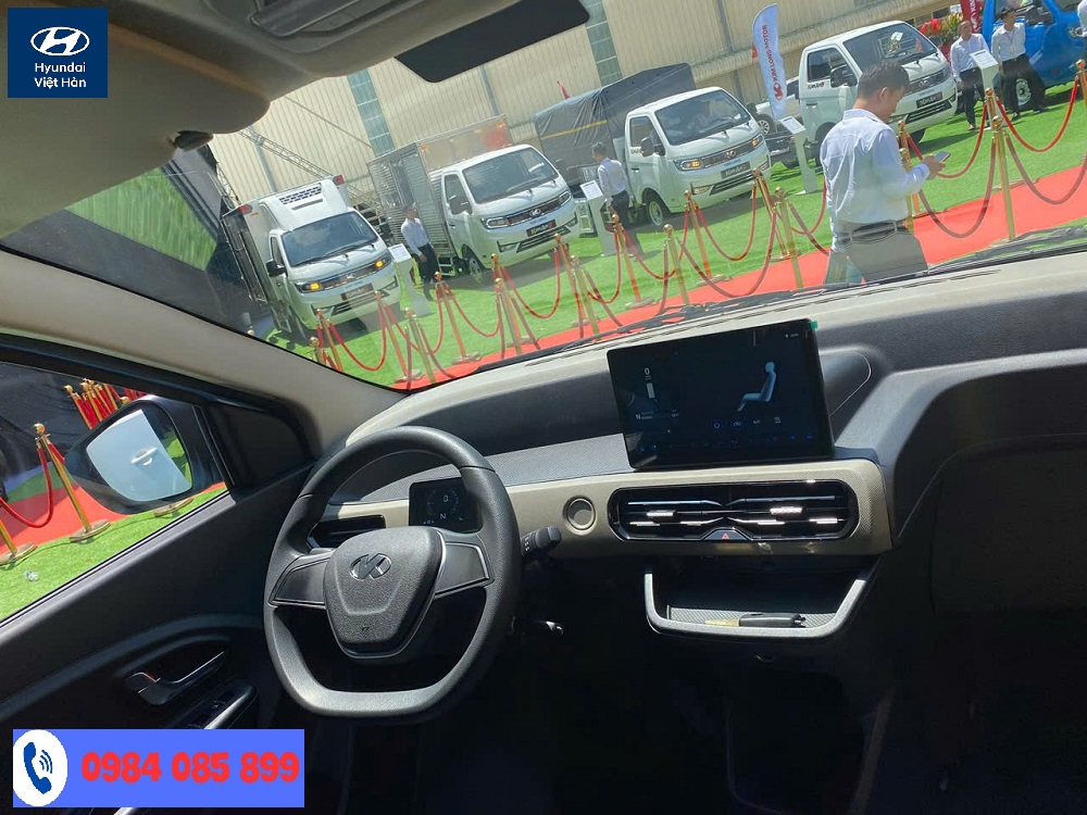 Nội thất bên trong xe van điện Kim Long tối giản dễ sử dụng