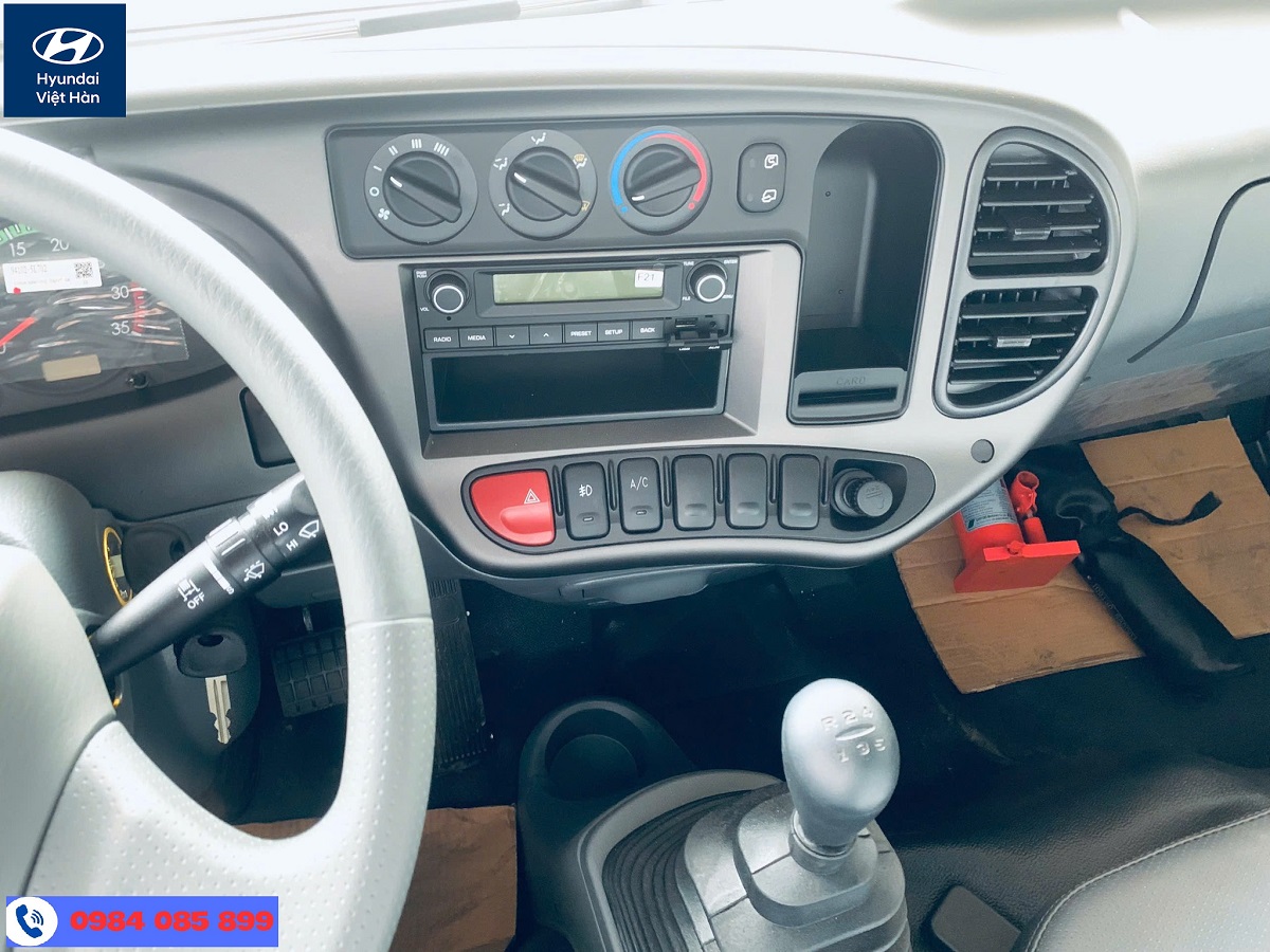 Nội thất Hyundai W750 thùng kín 