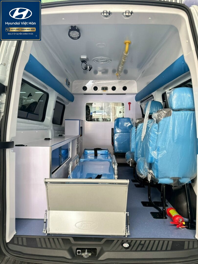 Nội thất xe Ford Transit cứu thương nhập khẩu