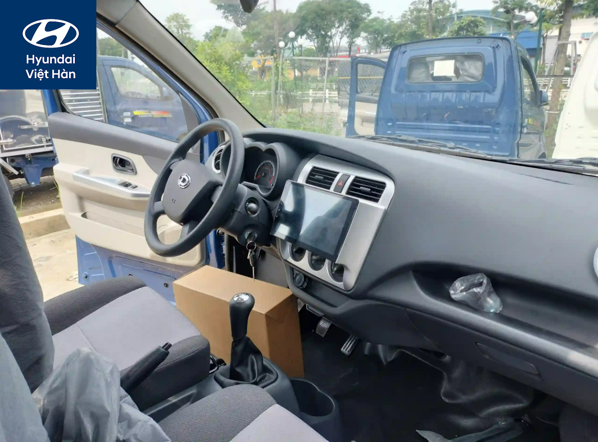 Nội thất xe tải Tera 100 thùng bạt