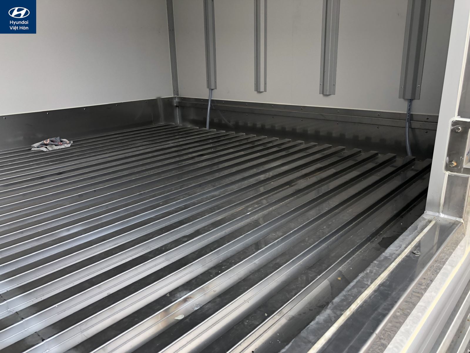 Sàn thùng inox 304 trên xe Hyundai 110SP