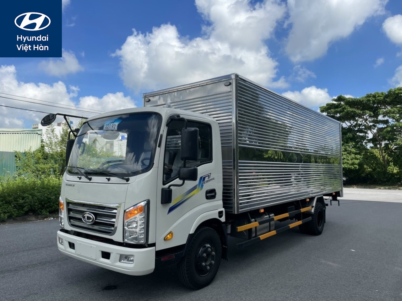 Teraco Tera 345SL thùng kín màu trắng