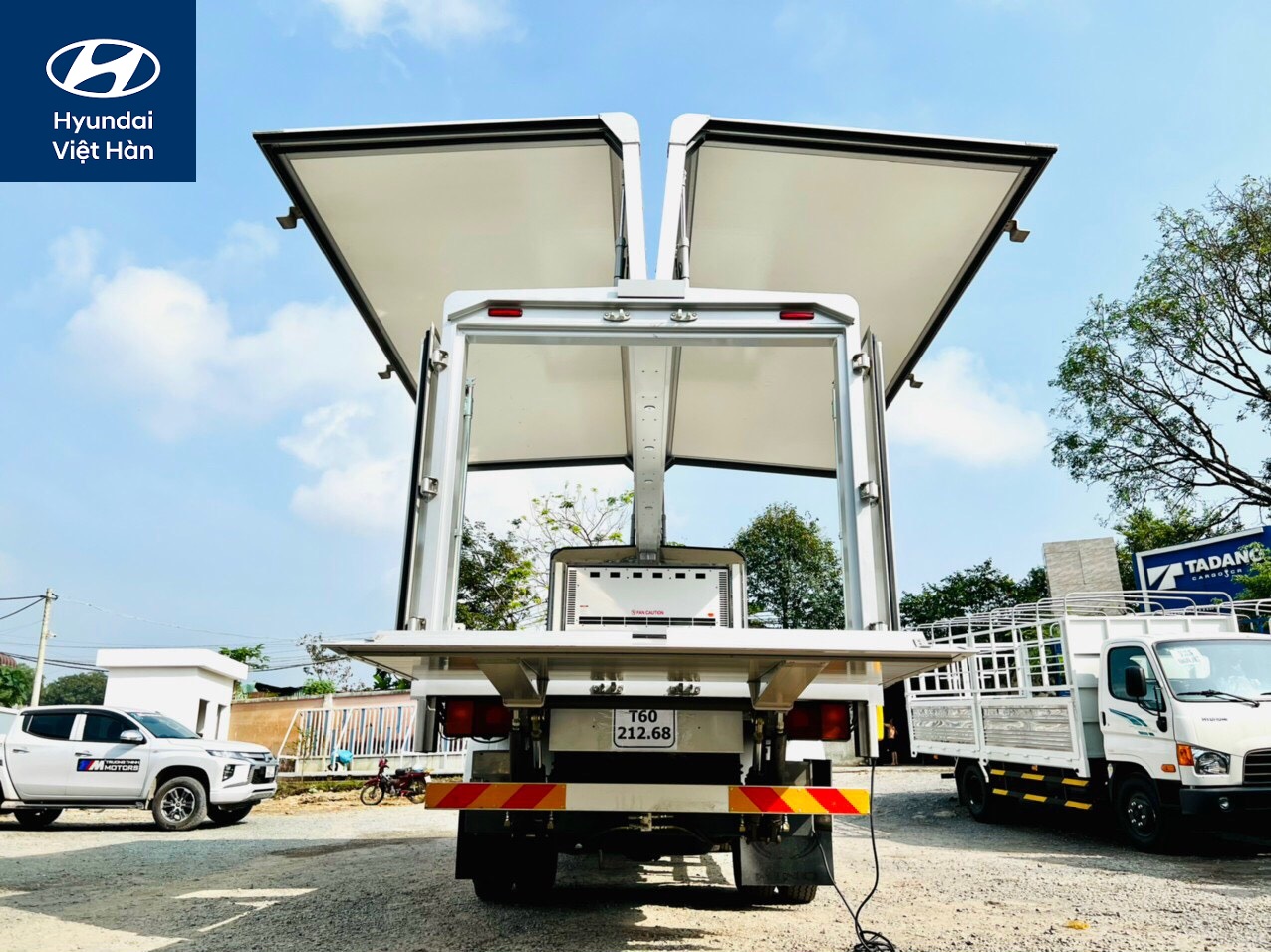 Thùng đông lạnh mở cánh dơi gắn bửng nâng hạ thủy lực 