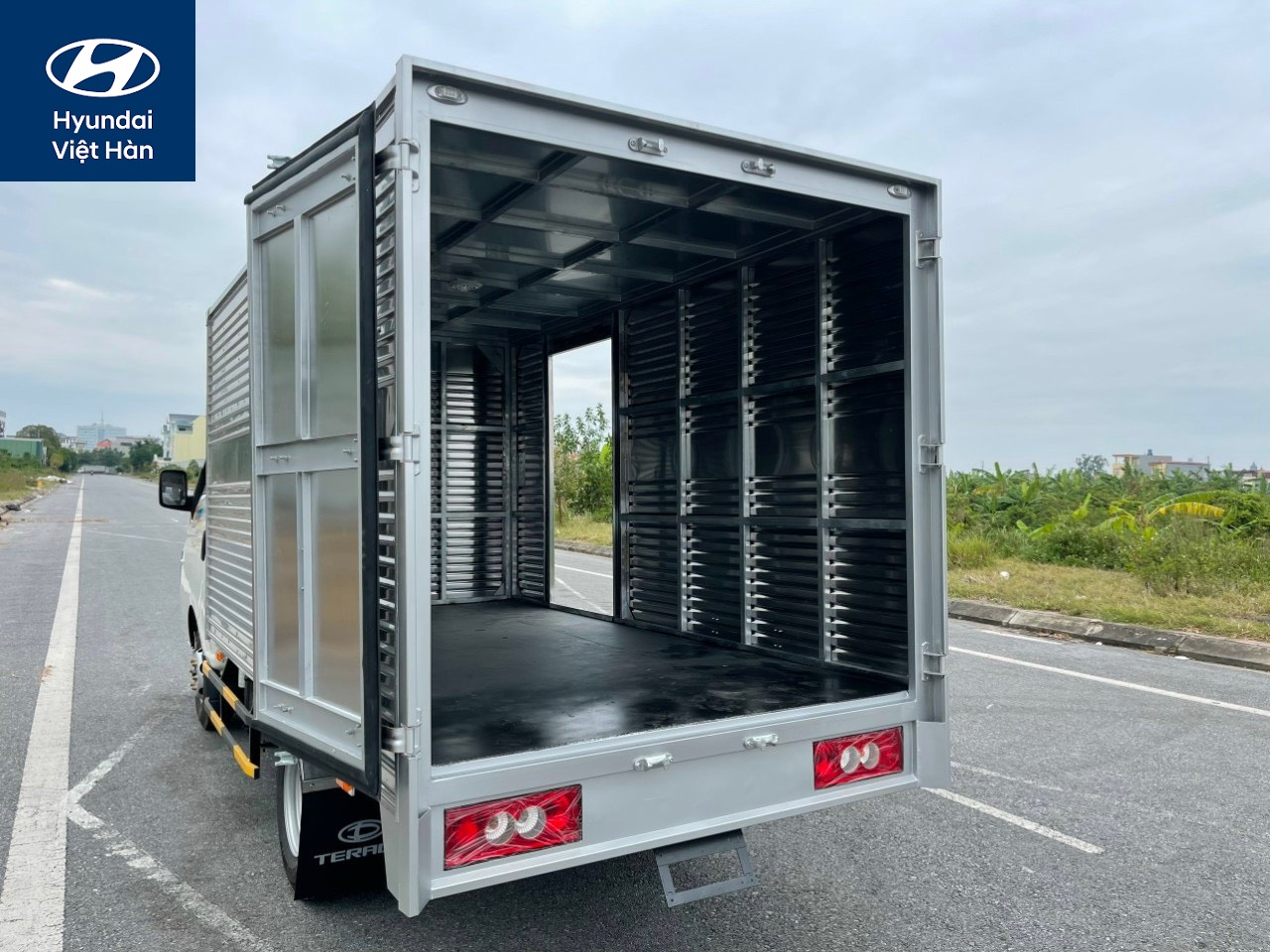 Thùng kín xe tải Tera 180 được đóng bằng chất liệu inox