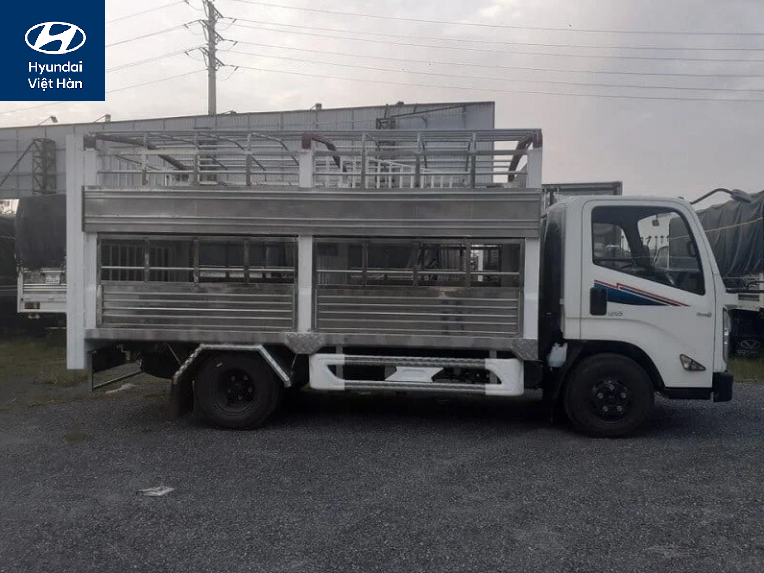 Xe tải IZ65 chở lợn heo gắn bửng nâng hạ thủy lực