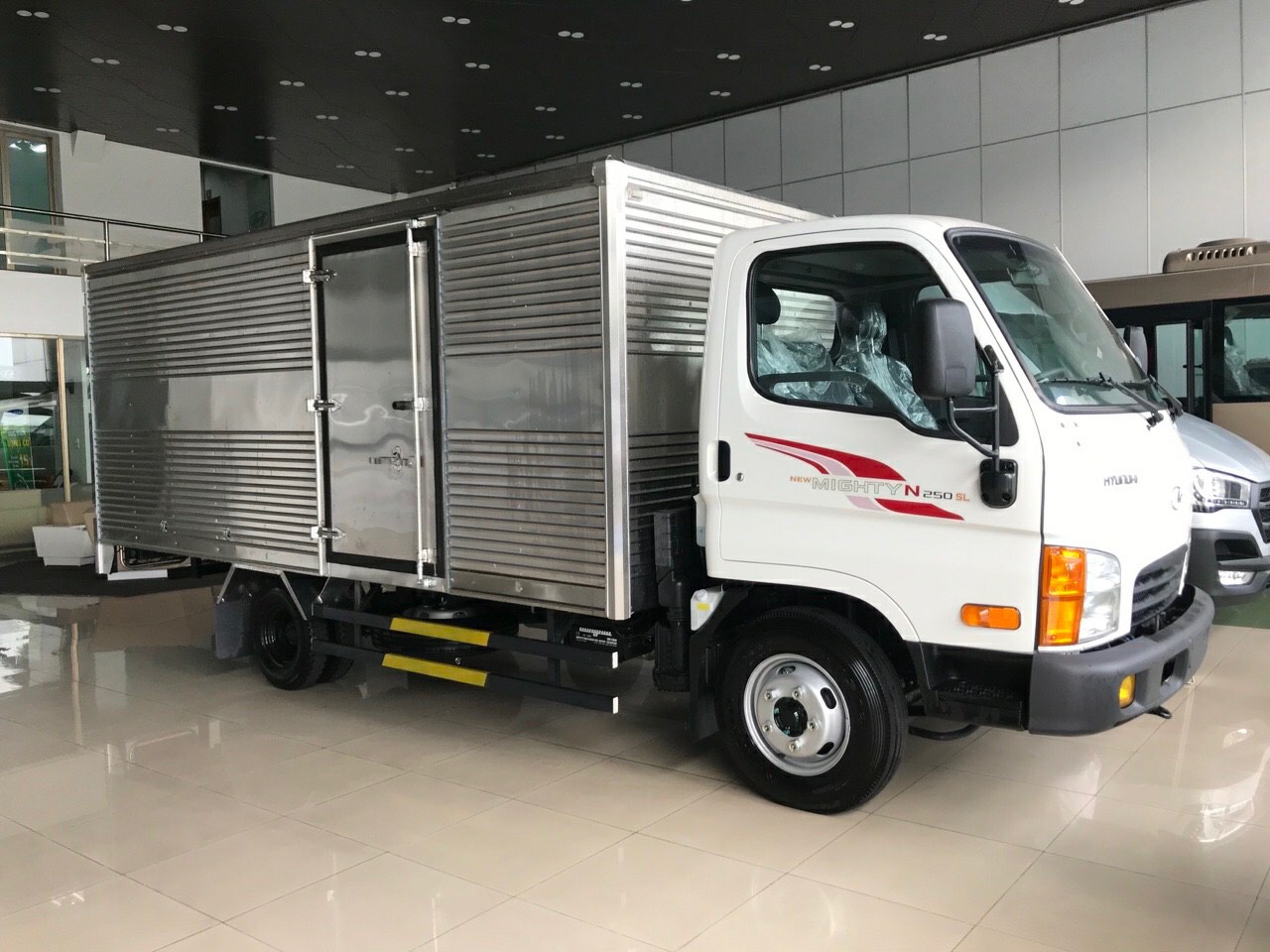 Hyundai Mighty N250SL thùng kín 2.5 tấn