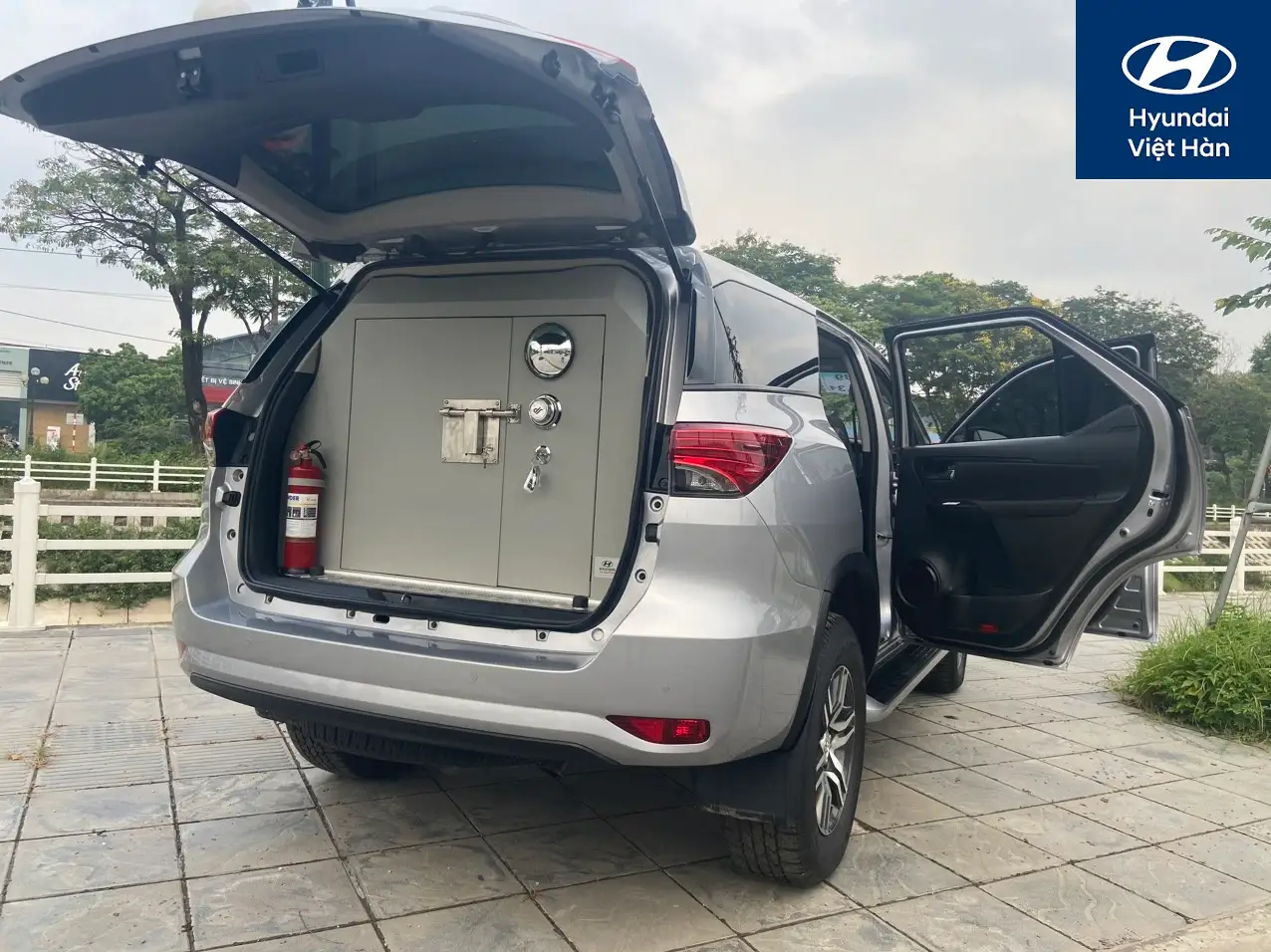 Dịch Vụ Cải Tạo Xe Chở Tiền Chuyên Nghiệp